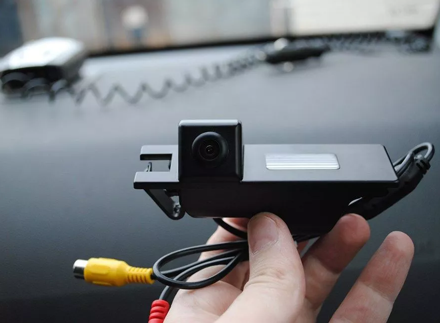 Как установить камеру заднего вида на автомобиль: этапы операции